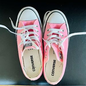 Pink low top converse